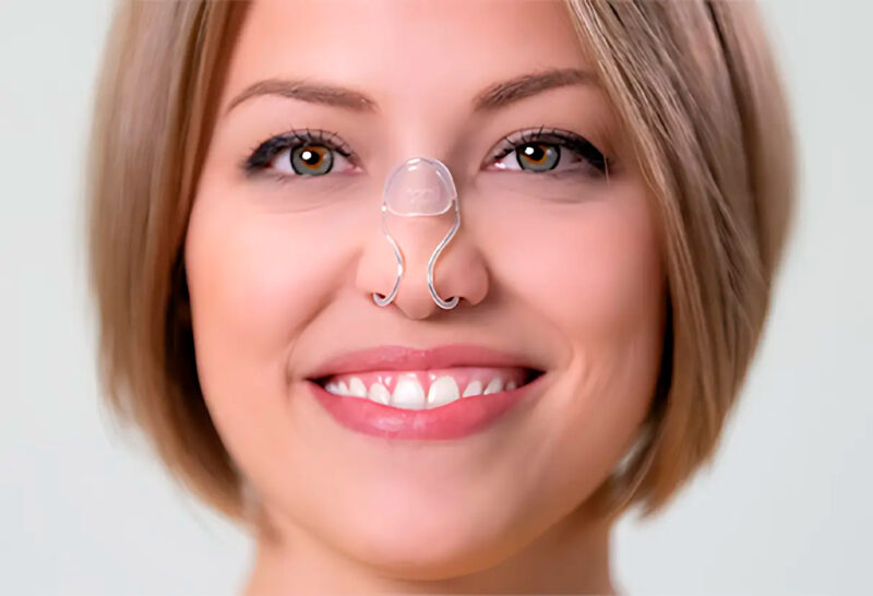Mujer sonriendo llevando el Dilatador nasal Noson® Premium
