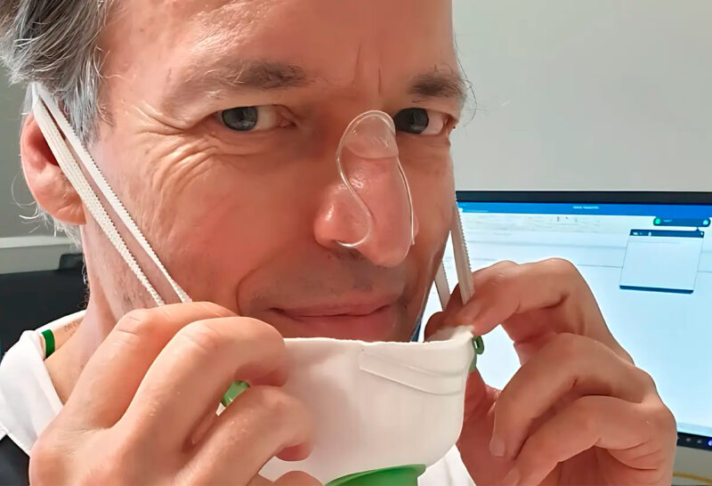 Médico con mascarilla llevando el Dilatador nasal Noson® Premium